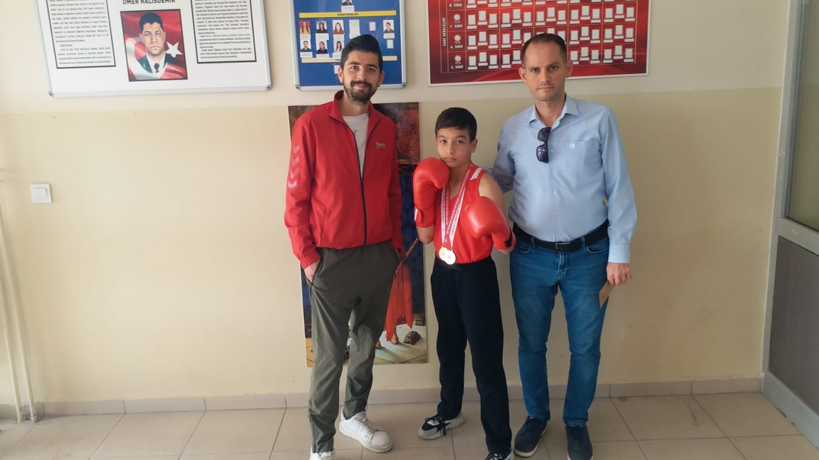 Ankara İli'nde katıldığı İller arası BOKS şampiyonası turnuvasında kendi yaş grubunda Gümüş madalya alarak bizleri gururlandıran 6. sınıf öğrencimizi tebrik ediyor, başarılarının devamını diliyoruz.